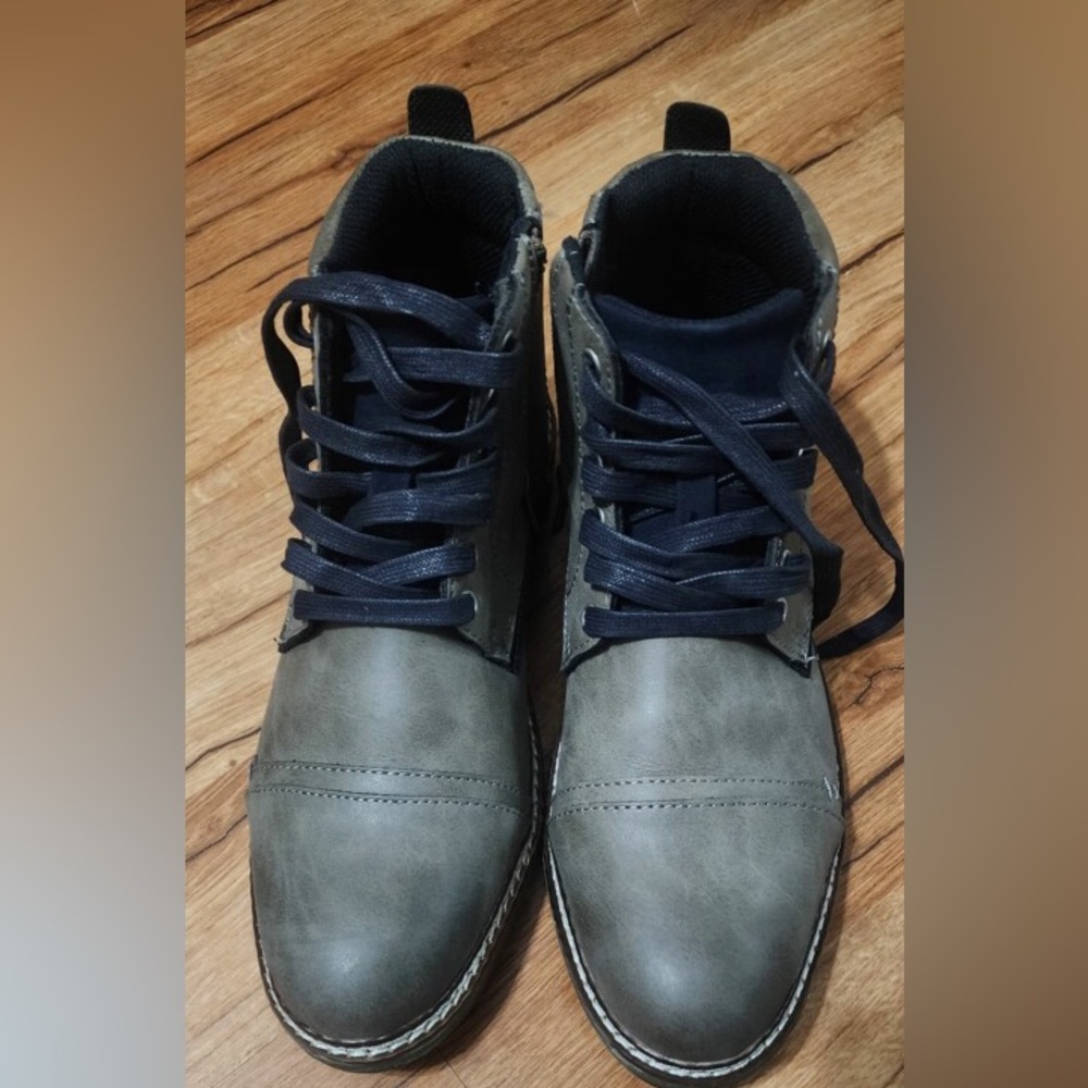 Sonoma boots size 8 1/2 brand new never been worn.